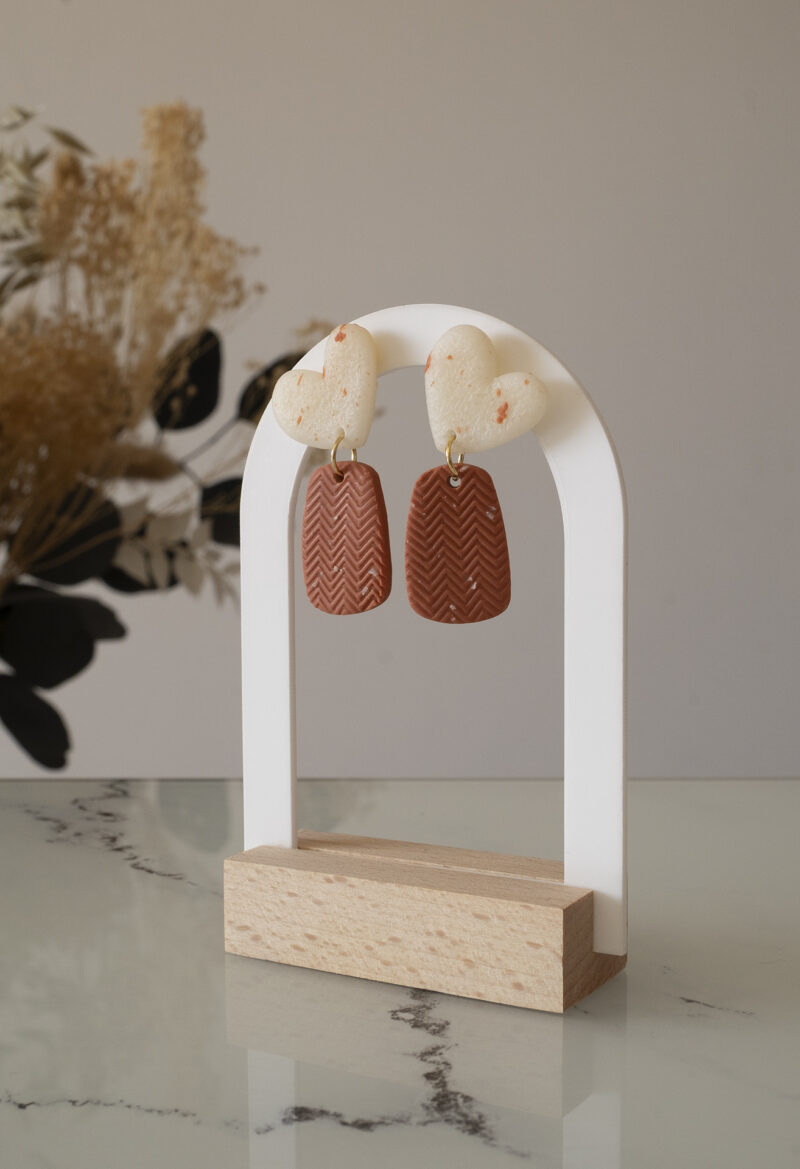 Boucles d'oreilles pendantes en argile polymère blanche et terracotta
