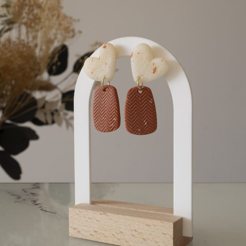 Boucles d'oreilles pendantes en argile polymère blanche et terracotta