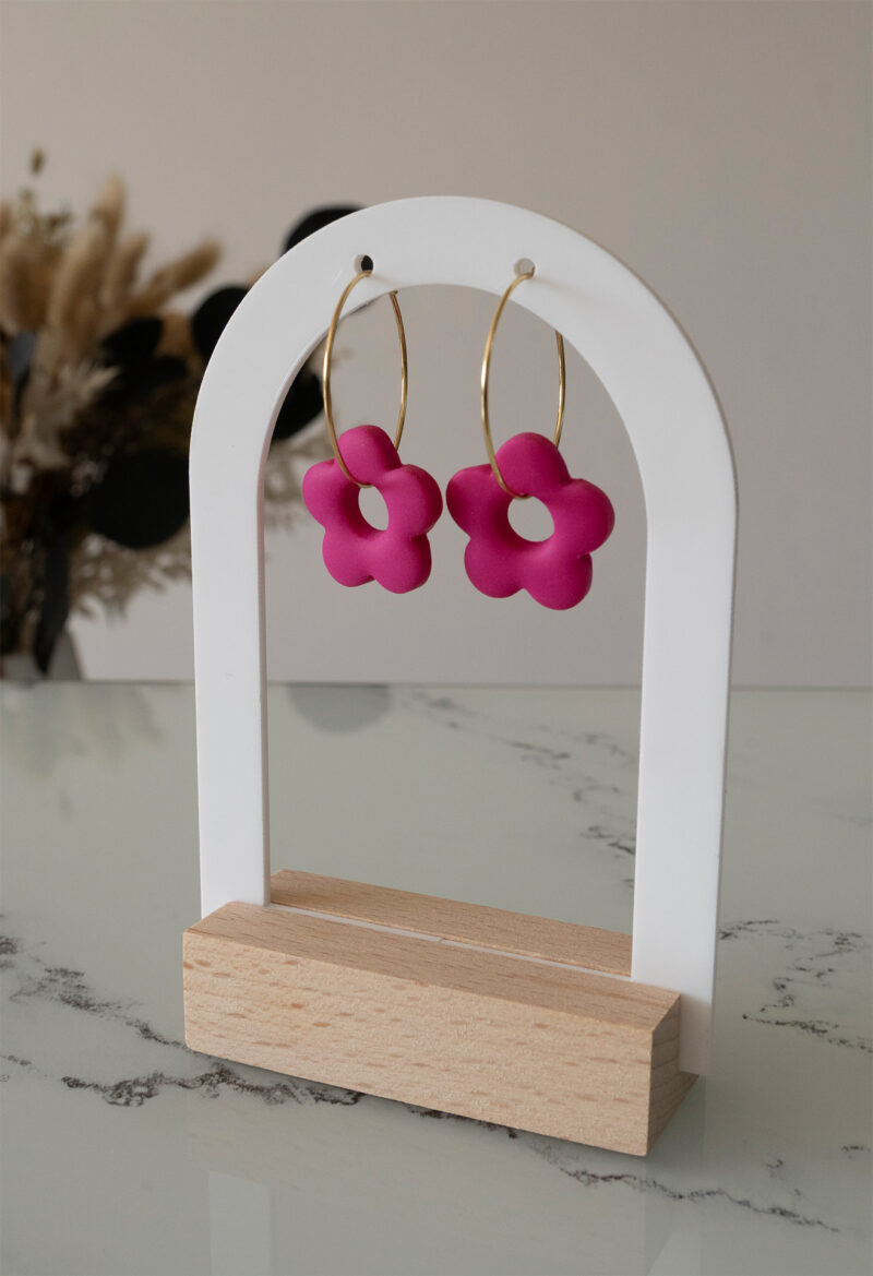 Découvrez les boucles d'oreilles April, des créoles avec fleurs interchangeables faites main en argile polymère de la marque Un Bijou dans la Mare. Une dizaine de coloris au choix dans la boutique en ligne.
