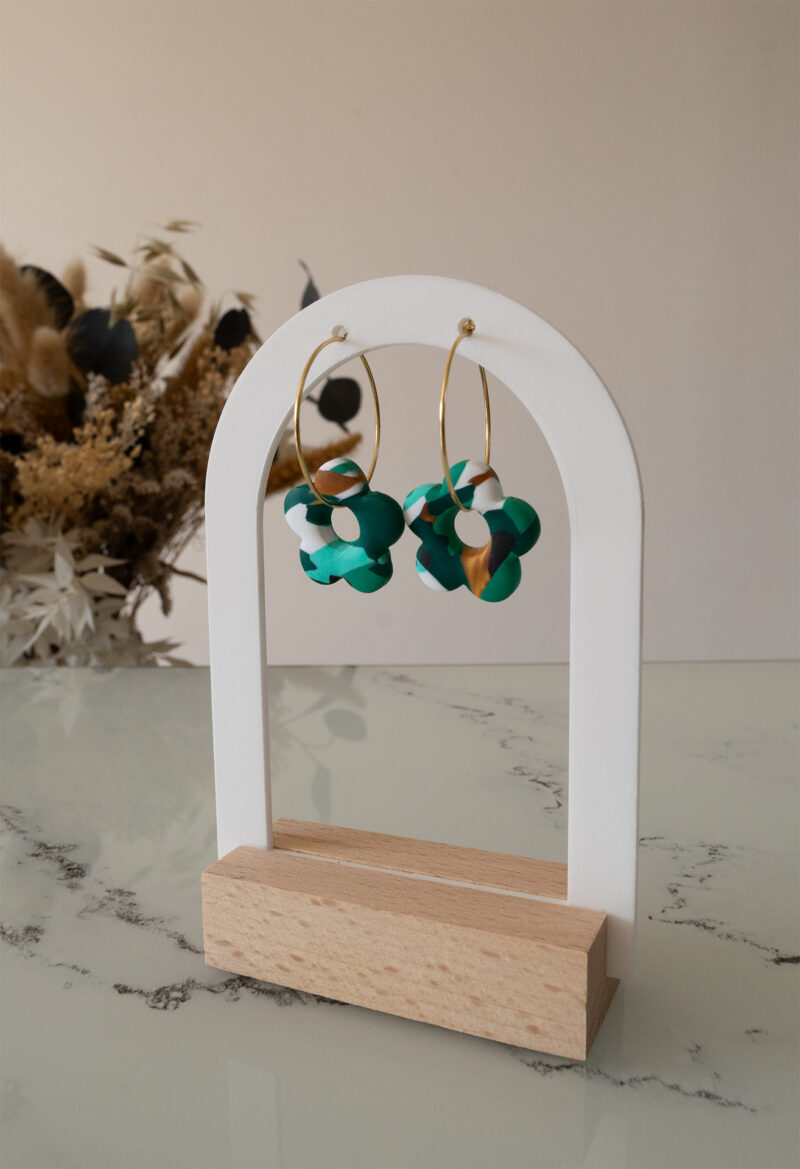 Apportez une touche poétique à vos looks avec les créoles avec fleurs interchangeables April. Ces boucles d’oreilles délicates se distinguent par une fine fleur à cinq pétales, marbrée, posée sur une créole à choisir selon vos préférences. Inspirées par la nature, polyvalentes et confortables, elles sublimeront aussi bien une tenue décontractée qu’un style plus sophistiqué.