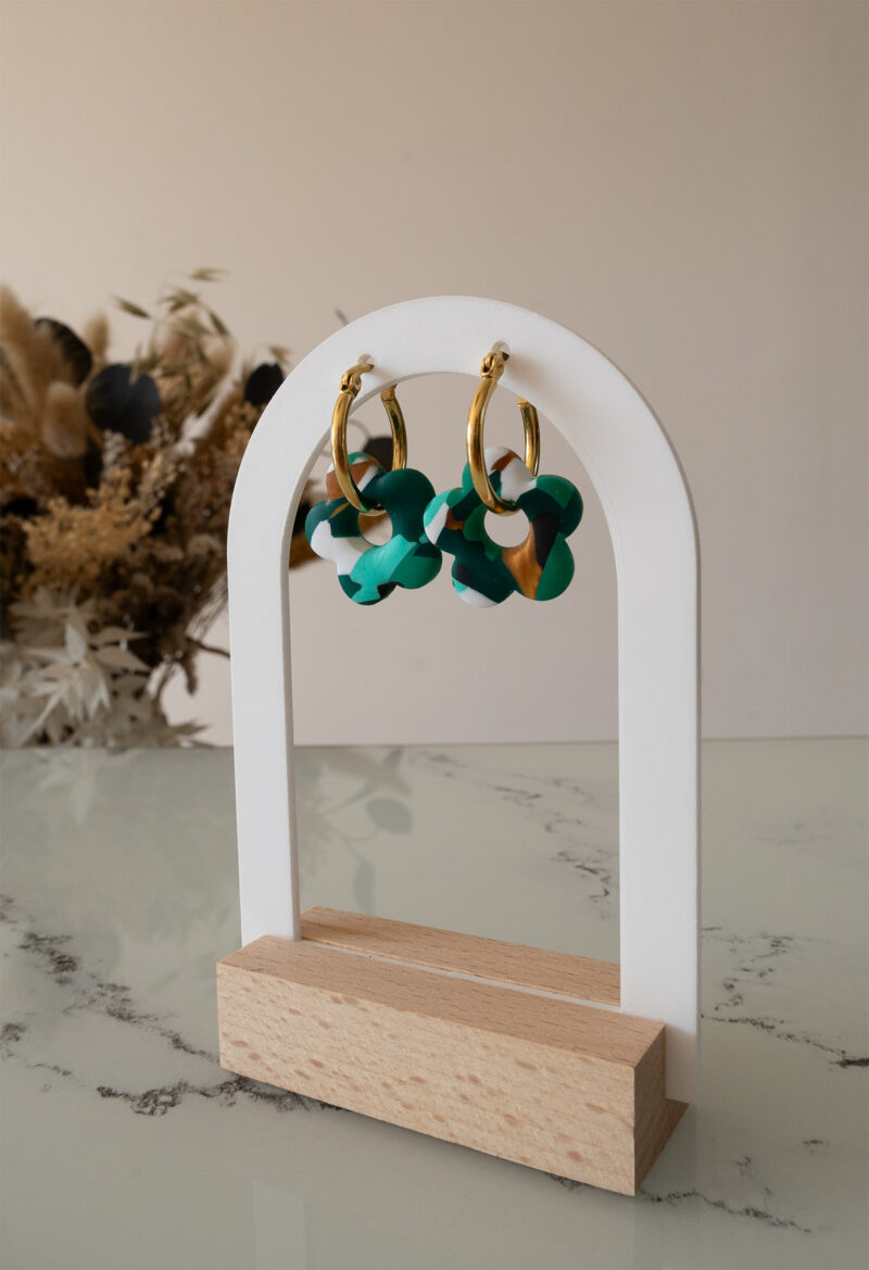 Apportez une touche poétique à vos looks avec les créoles avec fleurs interchangeables April. Ces boucles d’oreilles délicates se distinguent par une fine fleur à cinq pétales, marbrée, posée sur une créole à choisir selon vos préférences. Inspirées par la nature, polyvalentes et confortables, elles sublimeront aussi bien une tenue décontractée qu’un style plus sophistiqué.