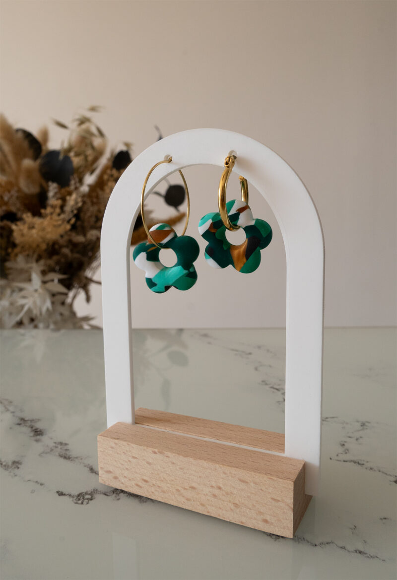 Apportez une touche poétique à vos looks avec les créoles avec fleurs interchangeables April. Ces boucles d’oreilles délicates se distinguent par une fine fleur à cinq pétales, marbrée, posée sur une créole à choisir selon vos préférences. Inspirées par la nature, polyvalentes et confortables, elles sublimeront aussi bien une tenue décontractée qu’un style plus sophistiqué.