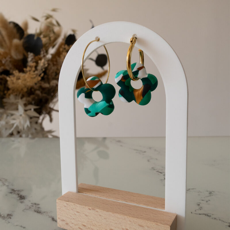 Apportez une touche poétique à vos looks avec les créoles avec fleurs interchangeables April. Ces boucles d’oreilles délicates se distinguent par une fine fleur à cinq pétales, marbrée, posée sur une créole à choisir selon vos préférences. Inspirées par la nature, polyvalentes et confortables, elles sublimeront aussi bien une tenue décontractée qu’un style plus sophistiqué.