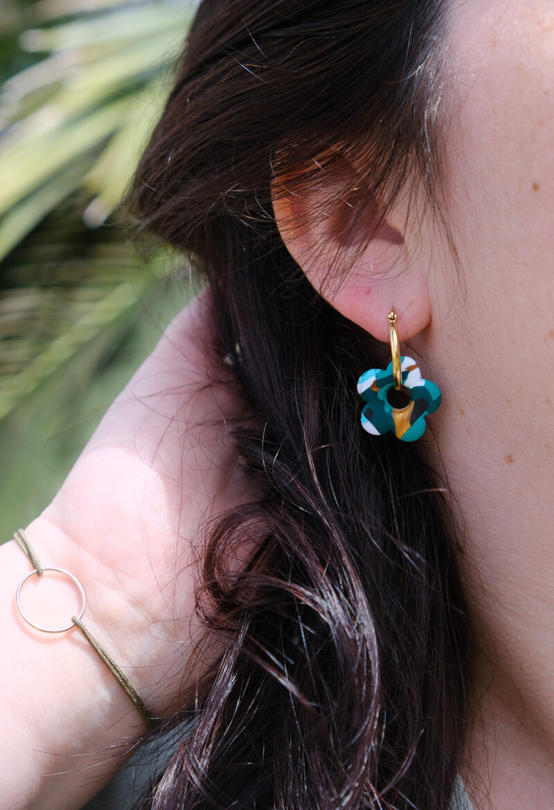 Apportez une touche poétique à vos looks avec les créoles avec fleurs interchangeables April. Ces boucles d’oreilles délicates se distinguent par une fine fleur à cinq pétales, marbrée, posée sur une créole à choisir selon vos préférences. Inspirées par la nature, polyvalentes et confortables, elles sublimeront aussi bien une tenue décontractée qu’un style plus sophistiqué.