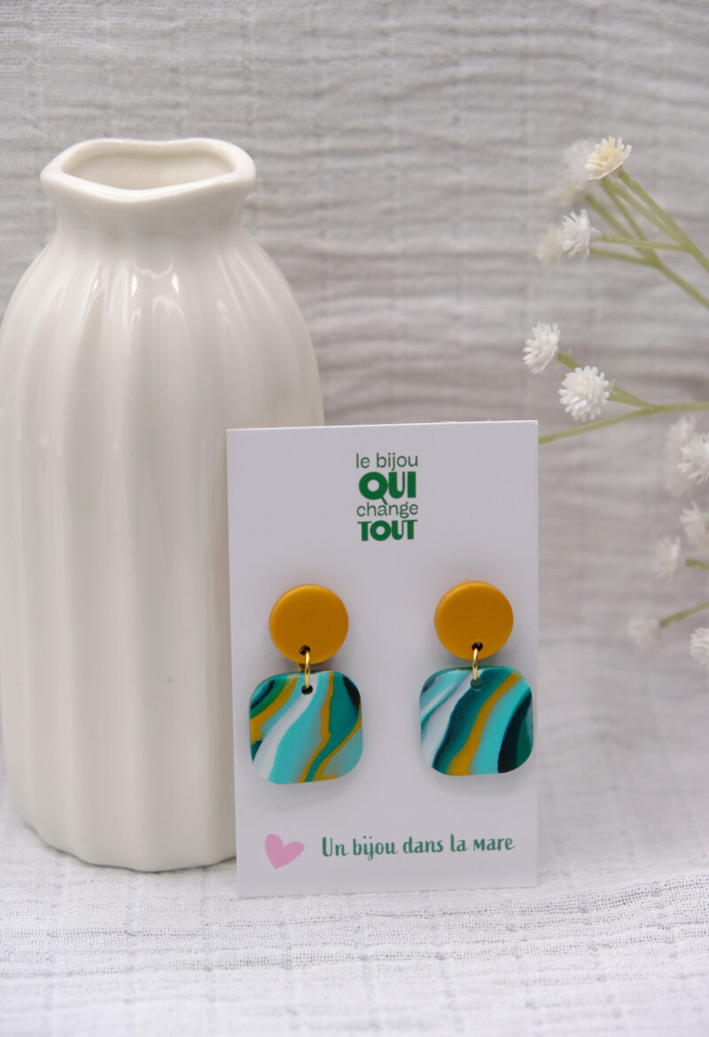 Ajoutez une touche de modernité minimaliste à votre style avec les boucles d’oreilles faites main Élodie. Ces pièces uniques associent un rond d’un beau doré nacré à un carré aux bords arrondis, marbré avec 3 couleurs de vert différents, du blanc du noir et du doré nacré. Parfaites pour toutes les occasions, elles apportent une subtilité contemporaine à vos tenues, qu’elles soient casual ou habillées.