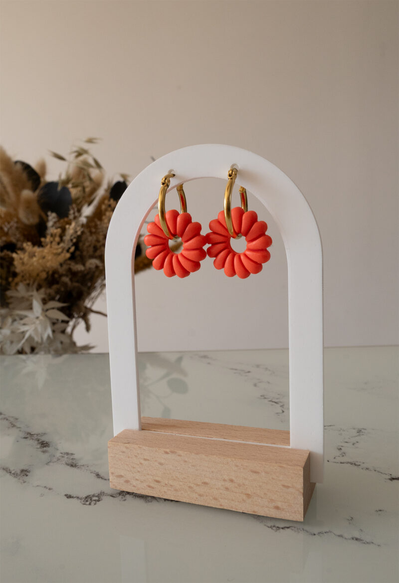 Apportez une touche de luminosité à votre tenue grâce aux créoles avec soleil interchangeable, June. Ces boucles d’oreilles délicates se distinguent par un soleil corail modernisé posé sur une créole dorée ou argentée, à choisir selon vos préférences.
