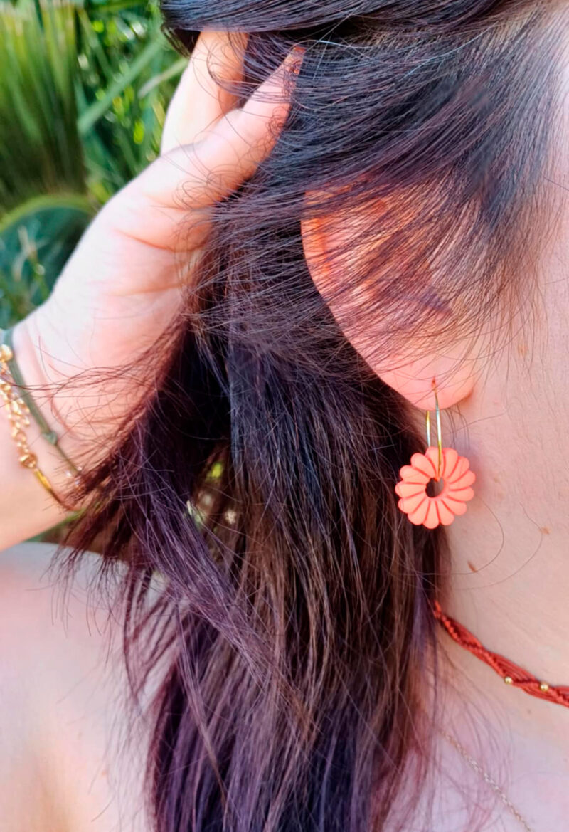 Apportez une touche de luminosité à votre tenue grâce aux créoles avec soleil interchangeable, June. Ces boucles d’oreilles délicates se distinguent par un soleil corail modernisé posé sur une créole dorée ou argentée, à choisir selon vos préférences.