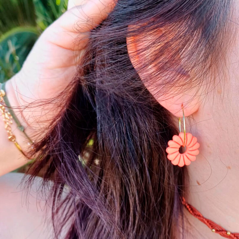 Apportez une touche de luminosité à votre tenue grâce aux créoles avec soleil interchangeable, June. Ces boucles d’oreilles délicates se distinguent par un soleil corail modernisé posé sur une créole dorée ou argentée, à choisir selon vos préférences.