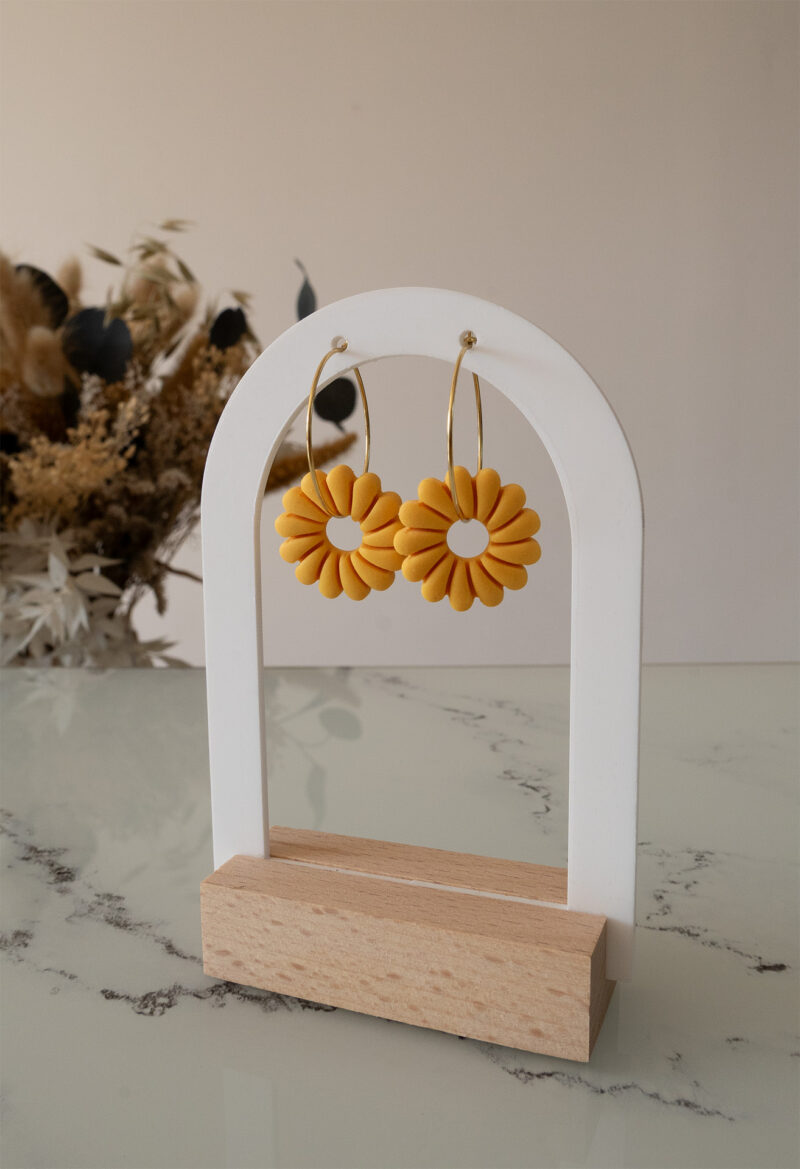 Apportez une touche de luminosité à votre tenue grâce aux créoles avec soleil interchangeable, June. Ces boucles d’oreilles délicates se distinguent par un soleil jaune modernisé posé sur une créole dorée ou argentée, à choisir selon vos préférences.