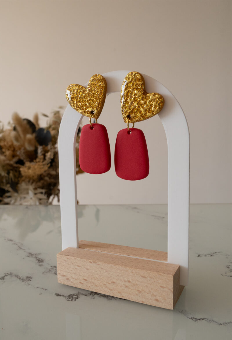 Boucles d'oreilles faites main en argile polymère et acier inoxydable de couleur rouge mat et or martelé