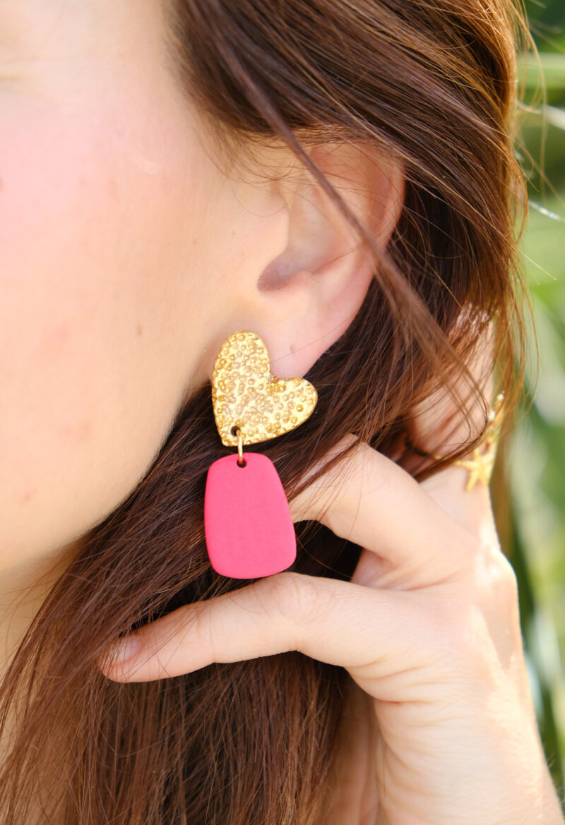 Boucles d'oreilles pendantes faites main en argile polymère et acier inoxydable de couleur rouge mat et or martelé