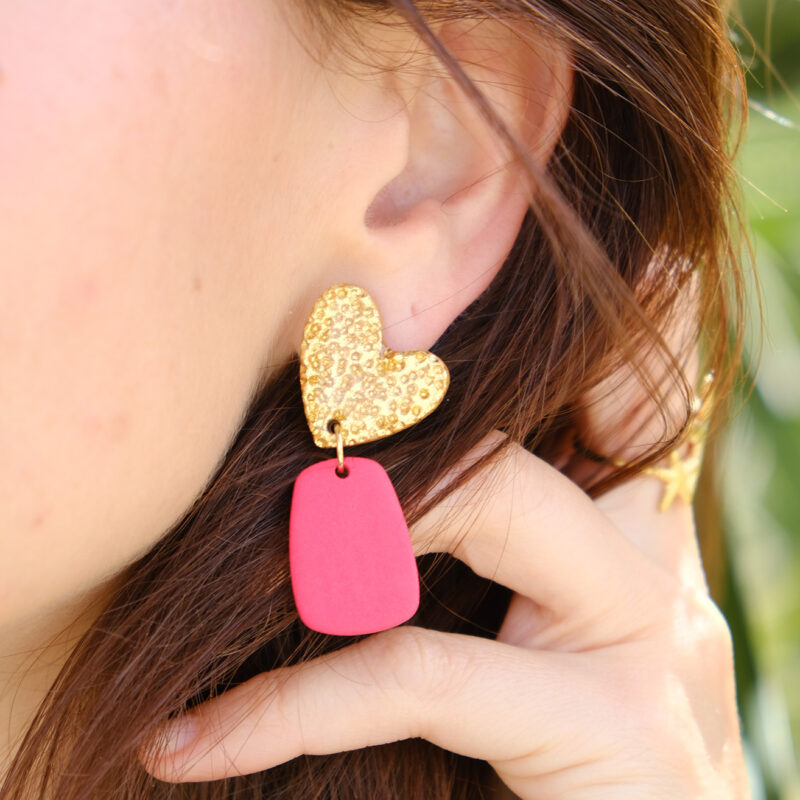 Boucles d'oreilles pendantes faites main en argile polymère et acier inoxydable de couleur rouge mat et or martelé