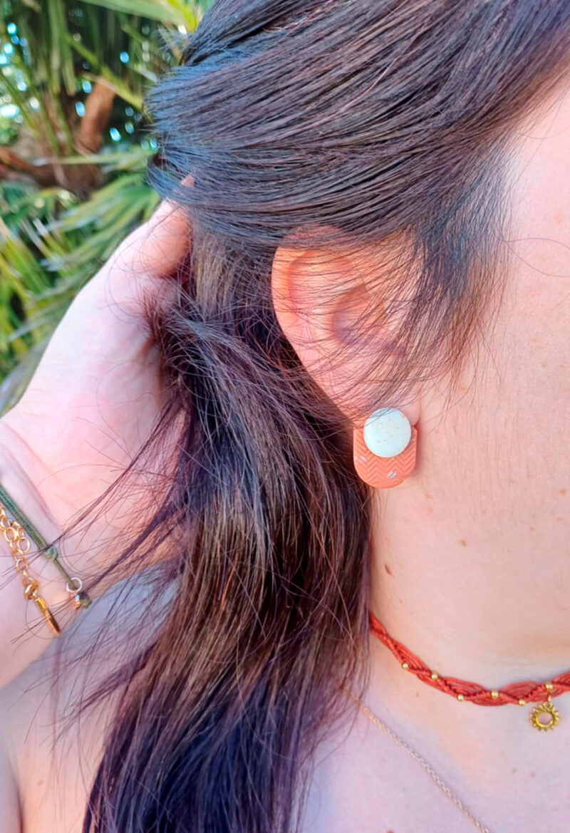 Puces d'oreilles faites main en argile polymère et acier inoxydable de couleur blanche et terracotta
