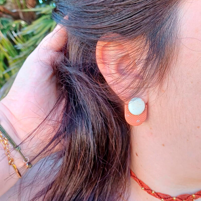 Puces d'oreilles faites main en argile polymère et acier inoxydable de couleur blanche et terracotta