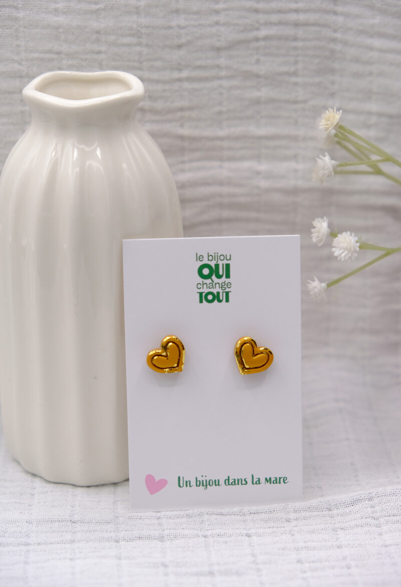 Découvrez Vicky, des puces d’oreilles en forme de cœur qui célèbrent la délicatesse et la féminité. Malgré leur petite taille, ces puces font un maximum d’effet. Chaque cœur en argile polymère arbore une texture subtile et irrégulière, ornée de touches de feuille d’or jaune, rose ou d’argent, comme si leur surface avait été doucement grattée pour révéler une lueur précieuse en dessous. Discrètes mais éclatantes, les puces d’oreilles Vicky sont légères et faciles à porter, même par les enfants.