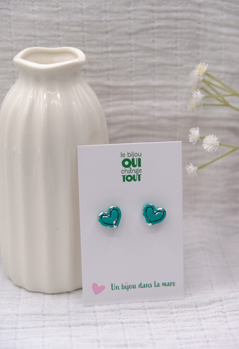 Découvrez Vicky, des puces d’oreilles en forme de cœur qui célèbrent la délicatesse et la féminité. Malgré leur petite taille, ces puces font un maximum d’effet. Chaque cœur en argile polymère arbore une texture subtile et irrégulière, ornée de touches de feuille d’or jaune, rose ou d’argent, comme si leur surface avait été doucement grattée pour révéler une lueur précieuse en dessous. Discrètes mais éclatantes, les puces d’oreilles Vicky sont légères et faciles à porter, même par les enfants.