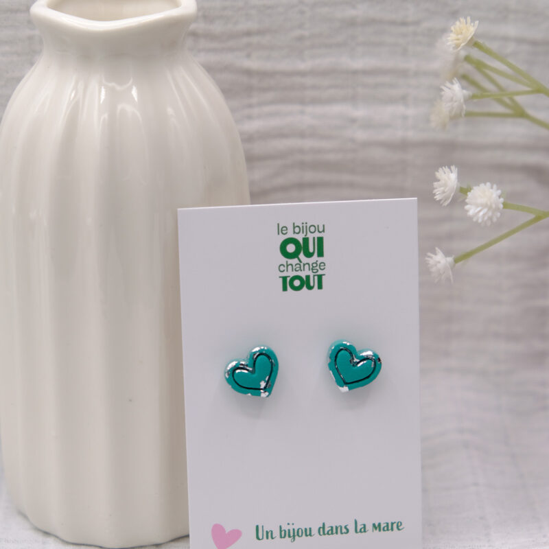 Découvrez Vicky, des puces d’oreilles en forme de cœur qui célèbrent la délicatesse et la féminité. Malgré leur petite taille, ces puces font un maximum d’effet. Chaque cœur en argile polymère arbore une texture subtile et irrégulière, ornée de touches de feuille d’or jaune, rose ou d’argent, comme si leur surface avait été doucement grattée pour révéler une lueur précieuse en dessous. Discrètes mais éclatantes, les puces d’oreilles Vicky sont légères et faciles à porter, même par les enfants.