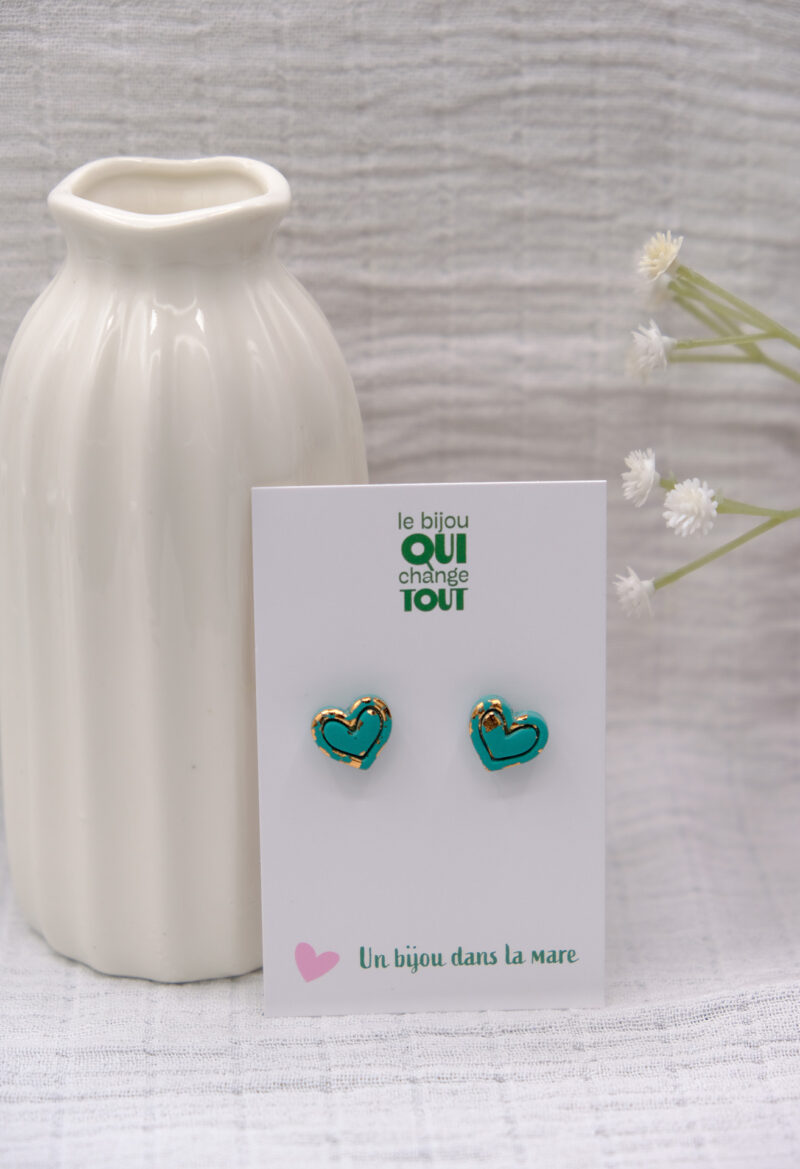 Découvrez Vicky, des puces d’oreilles en forme de cœur qui célèbrent la délicatesse et la féminité. Malgré leur petite taille, ces puces font un maximum d’effet. Chaque cœur en argile polymère arbore une texture subtile et irrégulière, ornée de touches de feuille d’or jaune, rose ou d’argent, comme si leur surface avait été doucement grattée pour révéler une lueur précieuse en dessous. Discrètes mais éclatantes, les puces d’oreilles Vicky sont légères et faciles à porter, même par les enfants.