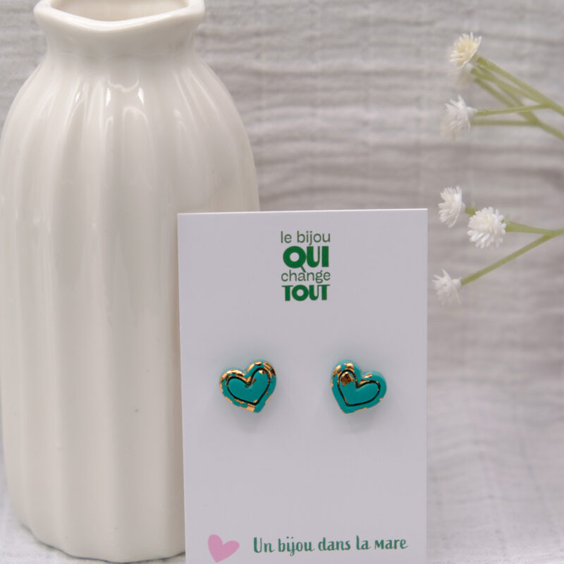 Découvrez Vicky, des puces d’oreilles en forme de cœur qui célèbrent la délicatesse et la féminité. Malgré leur petite taille, ces puces font un maximum d’effet. Chaque cœur en argile polymère arbore une texture subtile et irrégulière, ornée de touches de feuille d’or jaune, rose ou d’argent, comme si leur surface avait été doucement grattée pour révéler une lueur précieuse en dessous. Discrètes mais éclatantes, les puces d’oreilles Vicky sont légères et faciles à porter, même par les enfants.