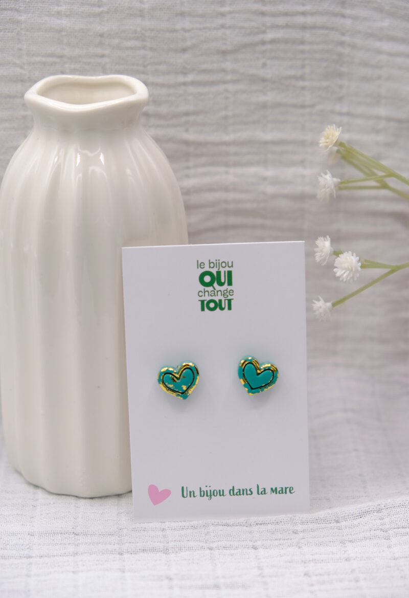 Découvrez Vicky, des puces d’oreilles en forme de cœur qui célèbrent la délicatesse et la féminité. Malgré leur petite taille, ces puces font un maximum d’effet. Chaque cœur en argile polymère arbore une texture subtile et irrégulière, ornée de touches de feuille d’or jaune, rose ou d’argent, comme si leur surface avait été doucement grattée pour révéler une lueur précieuse en dessous. Discrètes mais éclatantes, les puces d’oreilles Vicky sont légères et faciles à porter, même par les enfants.