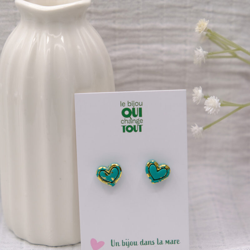 Découvrez Vicky, des puces d’oreilles en forme de cœur qui célèbrent la délicatesse et la féminité. Malgré leur petite taille, ces puces font un maximum d’effet. Chaque cœur en argile polymère arbore une texture subtile et irrégulière, ornée de touches de feuille d’or jaune, rose ou d’argent, comme si leur surface avait été doucement grattée pour révéler une lueur précieuse en dessous. Discrètes mais éclatantes, les puces d’oreilles Vicky sont légères et faciles à porter, même par les enfants.