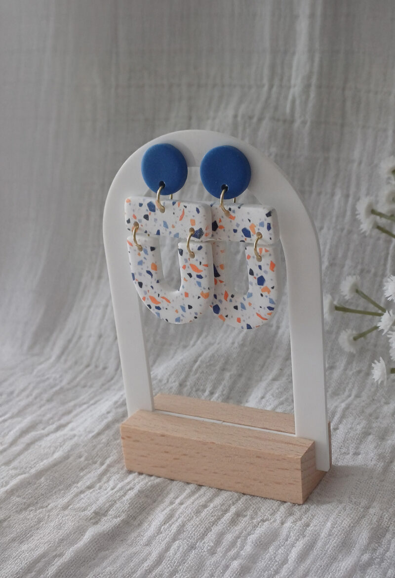 Les boucles d'oreilles fantaisies Cléo au motif terrazzo apportent une touche tendance à vos looks, tout en restant faciles à porter au quotidien.