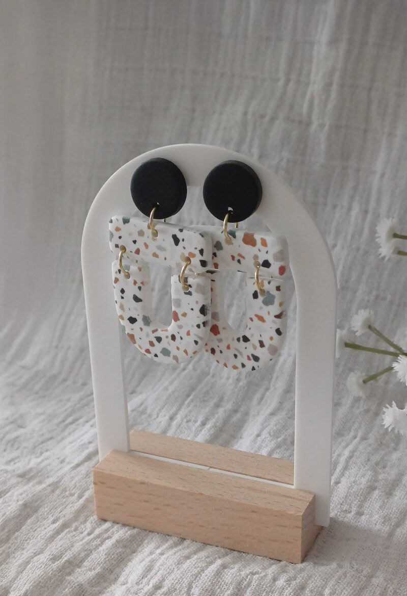 Les boucles d'oreilles fantaisies Cléo au motif terrazzo apportent une touche tendance à vos looks, tout en restant faciles à porter au quotidien.