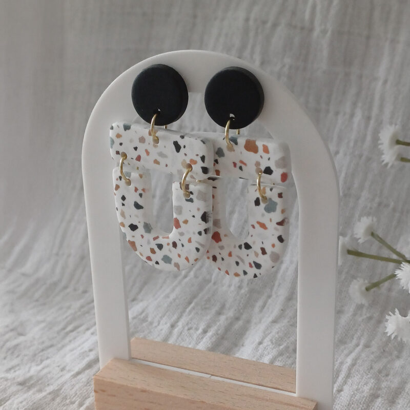 Les boucles d'oreilles fantaisies Cléo au motif terrazzo apportent une touche tendance à vos looks, tout en restant faciles à porter au quotidien.