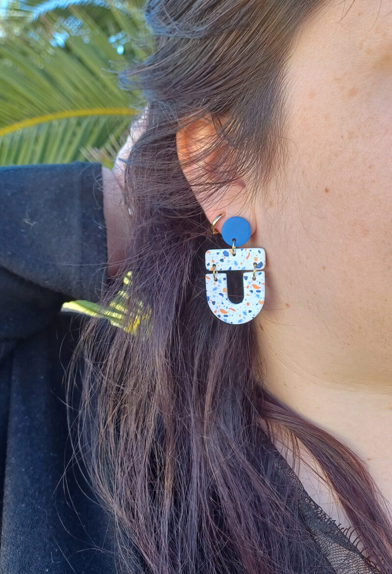 Les boucles d'oreilles fantaisies Cléo au motif terrazzo apportent une touche tendance à vos looks, tout en restant faciles à porter au quotidien.