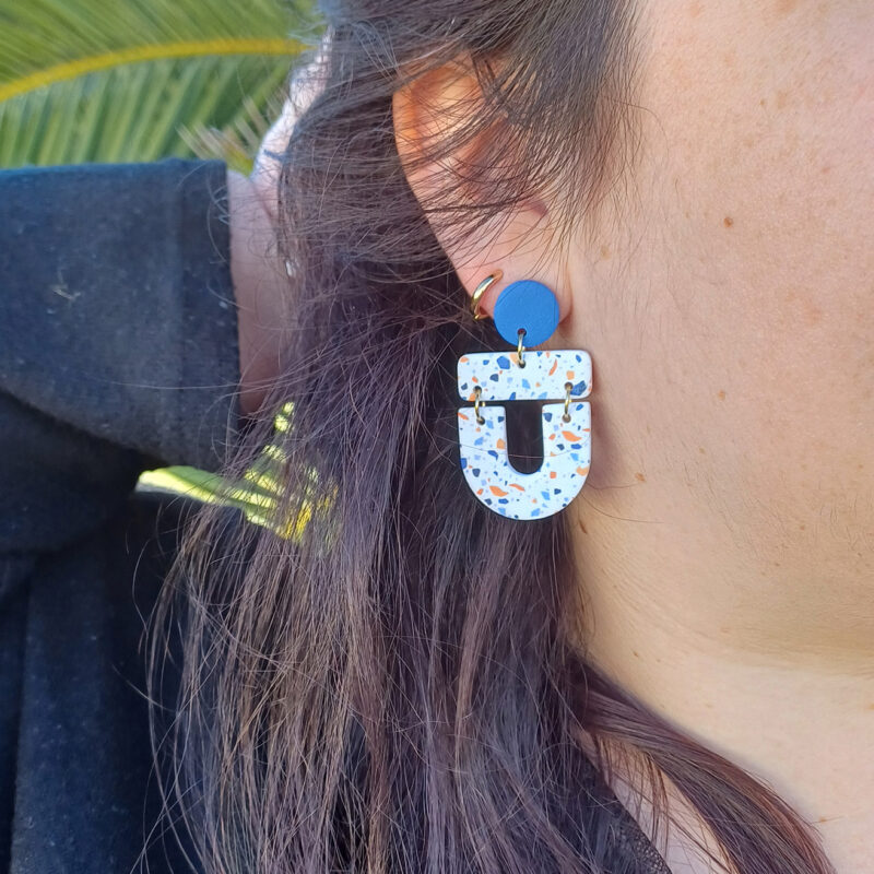 Les boucles d'oreilles fantaisies Cléo au motif terrazzo apportent une touche tendance à vos looks, tout en restant faciles à porter au quotidien.