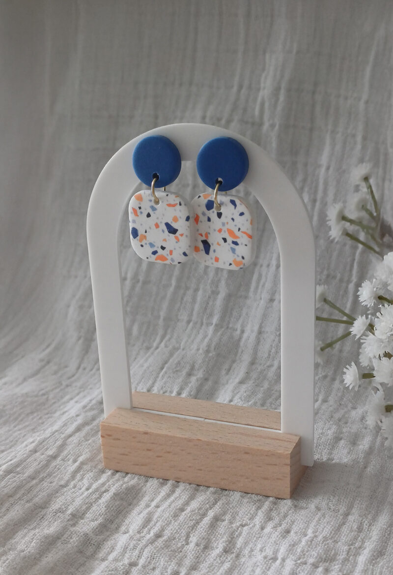Ajoutez une touche de modernité minimaliste à votre style avec les boucles d’oreilles faites main Élodie au motif terrazzo.