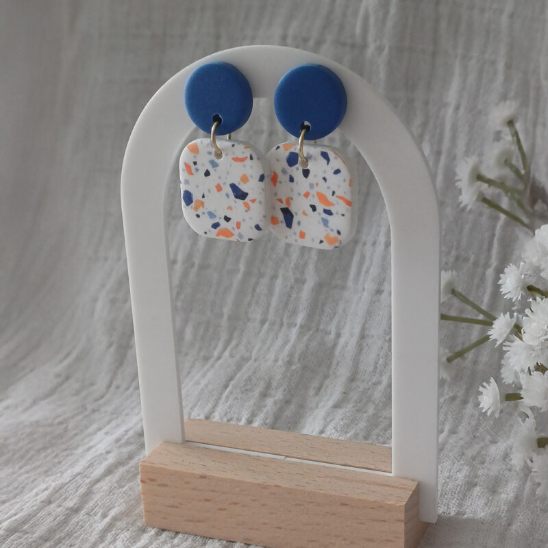 Ajoutez une touche de modernité minimaliste à votre style avec les boucles d’oreilles faites main Élodie au motif terrazzo.