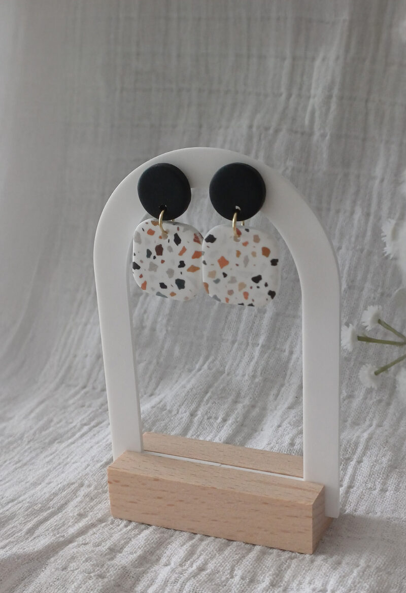 Ajoutez une touche de modernité minimaliste à votre style avec les boucles d’oreilles faites main Élodie au motif terrazzo.