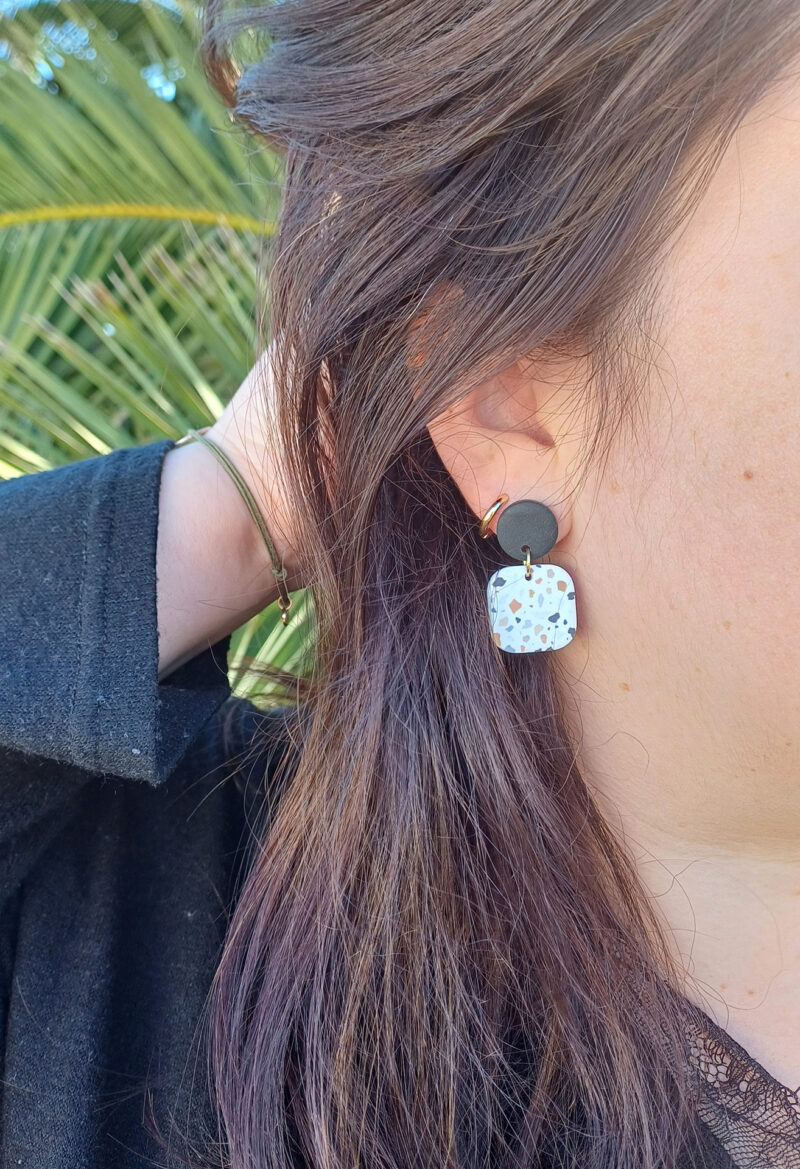 Ajoutez une touche de modernité minimaliste à votre style avec les boucles d’oreilles faites main Élodie au motif terrazzo.