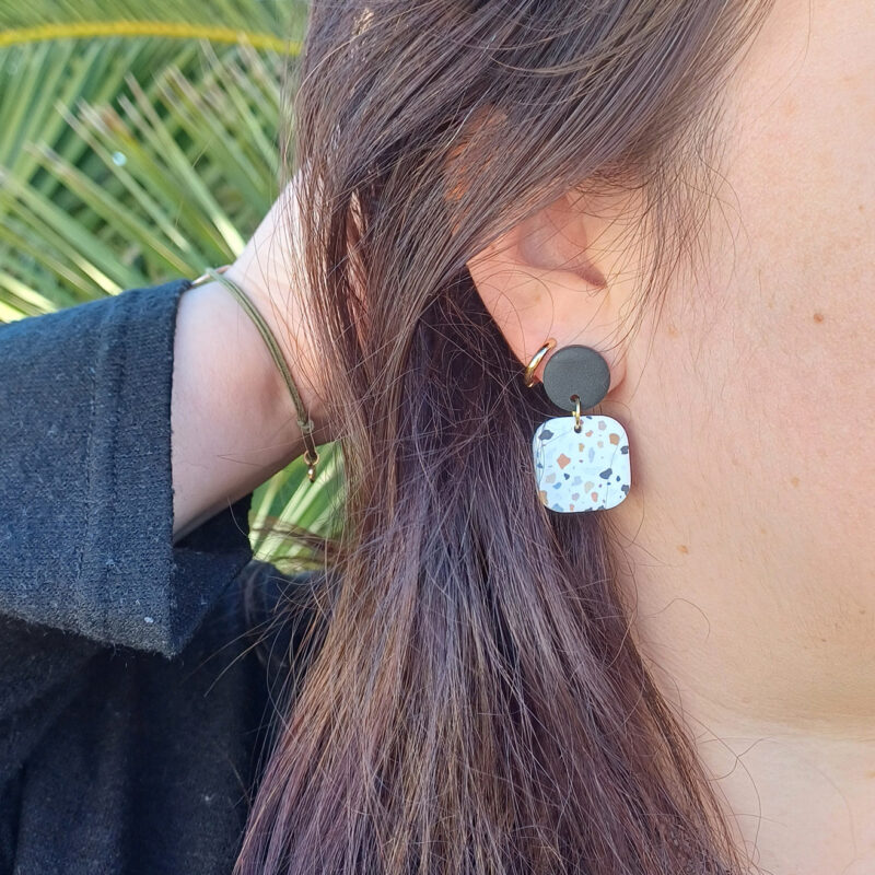 Ajoutez une touche de modernité minimaliste à votre style avec les boucles d’oreilles faites main Élodie au motif terrazzo.