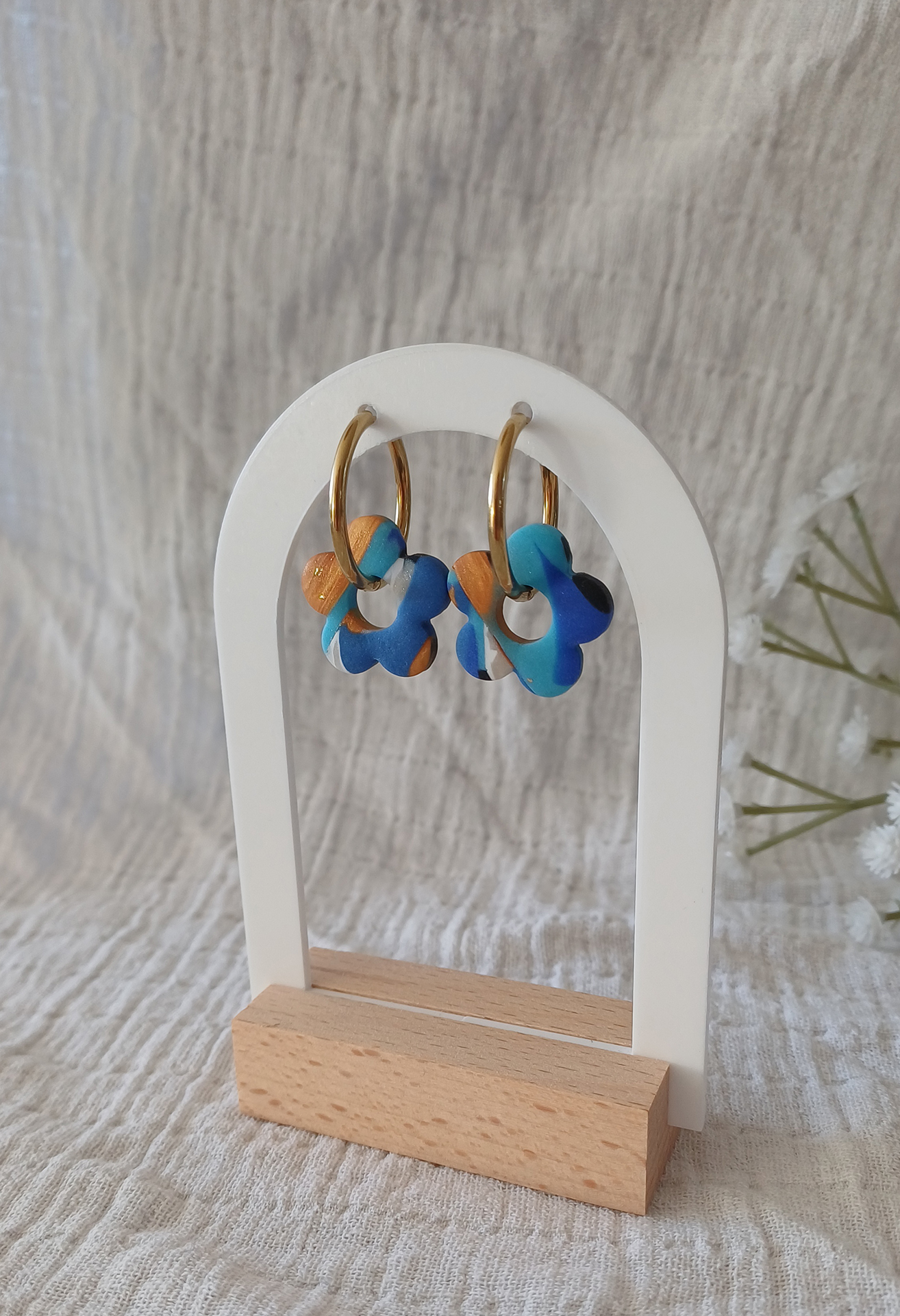 Apportez une touche poétique à vos looks avec les créoles avec fleurs interchangeables April. Ces boucles d’oreilles délicates se distinguent par une fine fleur à cinq pétales, marbrée, posée sur une créole à choisir selon vos préférences. Inspirées par la nature, polyvalentes et confortables, elles sublimeront aussi bien une tenue décontractée qu’un style plus sophistiqué.