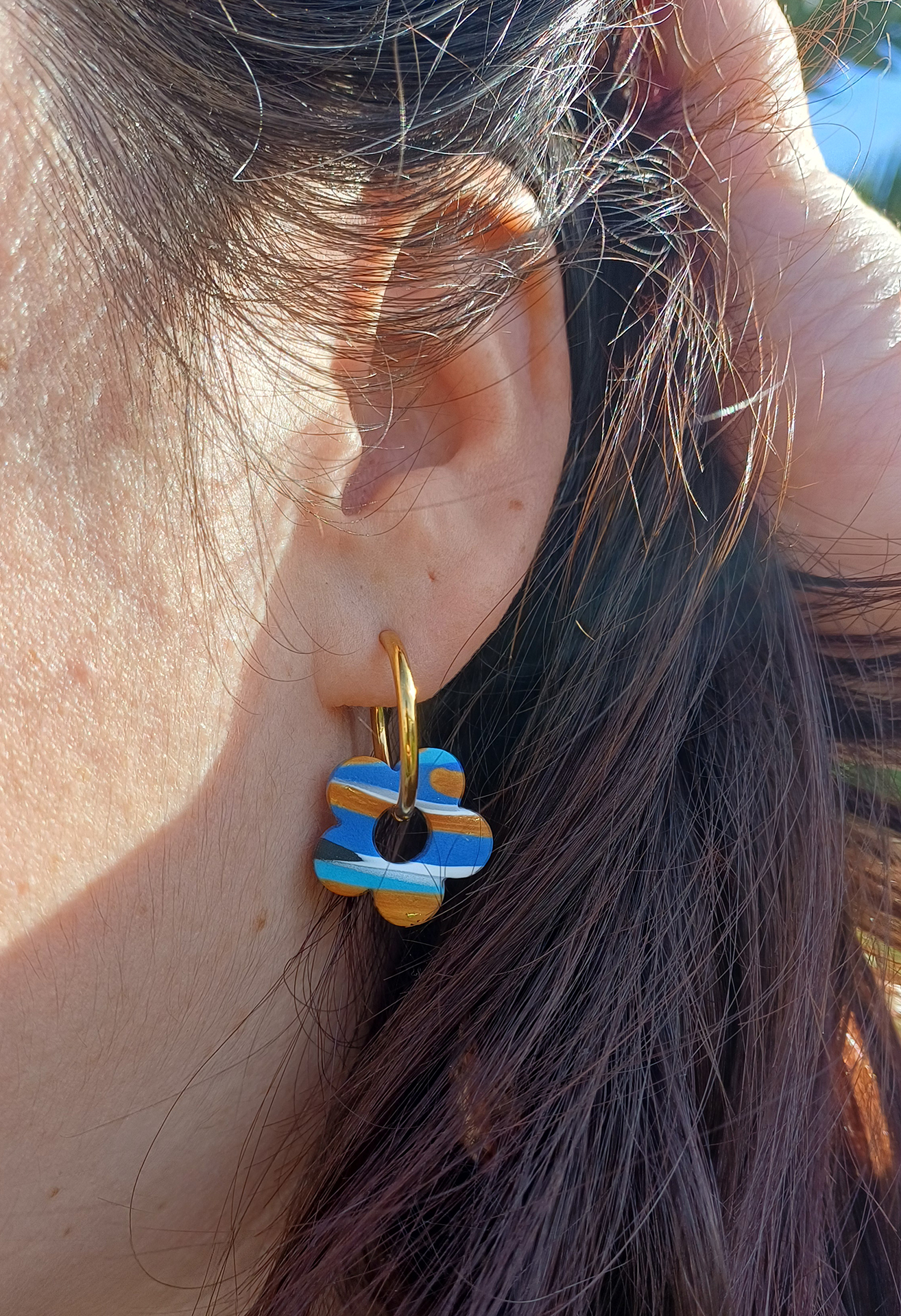 Apportez une touche poétique à vos looks avec les créoles avec fleurs interchangeables April. Ces boucles d’oreilles délicates se distinguent par une fine fleur à cinq pétales, marbrée, posée sur une créole à choisir selon vos préférences. Inspirées par la nature, polyvalentes et confortables, elles sublimeront aussi bien une tenue décontractée qu’un style plus sophistiqué.