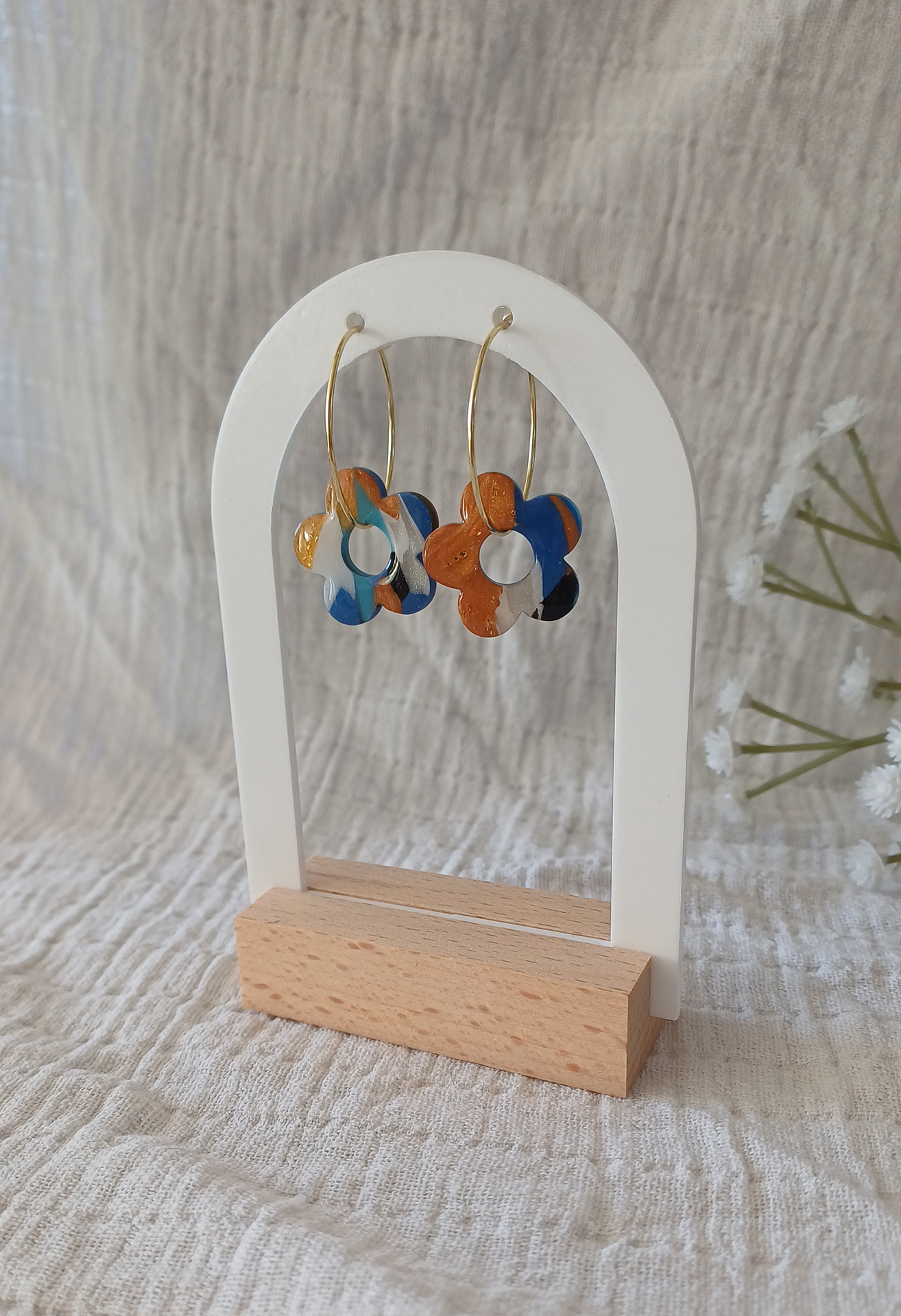 Apportez une touche poétique à vos looks avec les créoles avec fleurs interchangeables April. Ces boucles d’oreilles délicates se distinguent par une fine fleur à cinq pétales, marbrée, posée sur une créole à choisir selon vos préférences. Inspirées par la nature, polyvalentes et confortables, elles sublimeront aussi bien une tenue décontractée qu’un style plus sophistiqué.