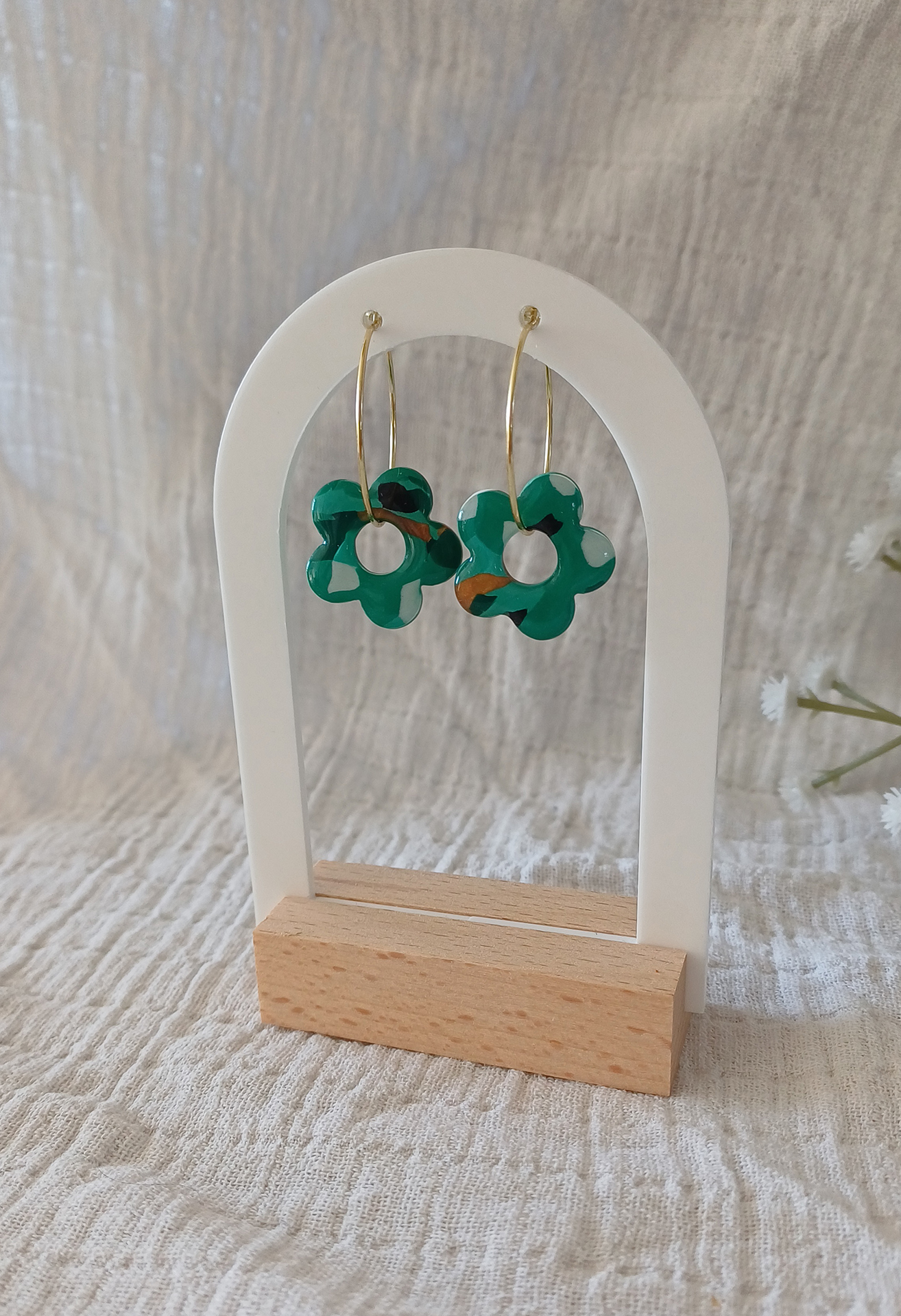 Apportez une touche poétique à vos looks avec les créoles avec fleurs interchangeables April. Ces boucles d’oreilles délicates se distinguent par une fine fleur à cinq pétales, marbrée, posée sur une créole à choisir selon vos préférences. Inspirées par la nature, polyvalentes et confortables, elles sublimeront aussi bien une tenue décontractée qu’un style plus sophistiqué.