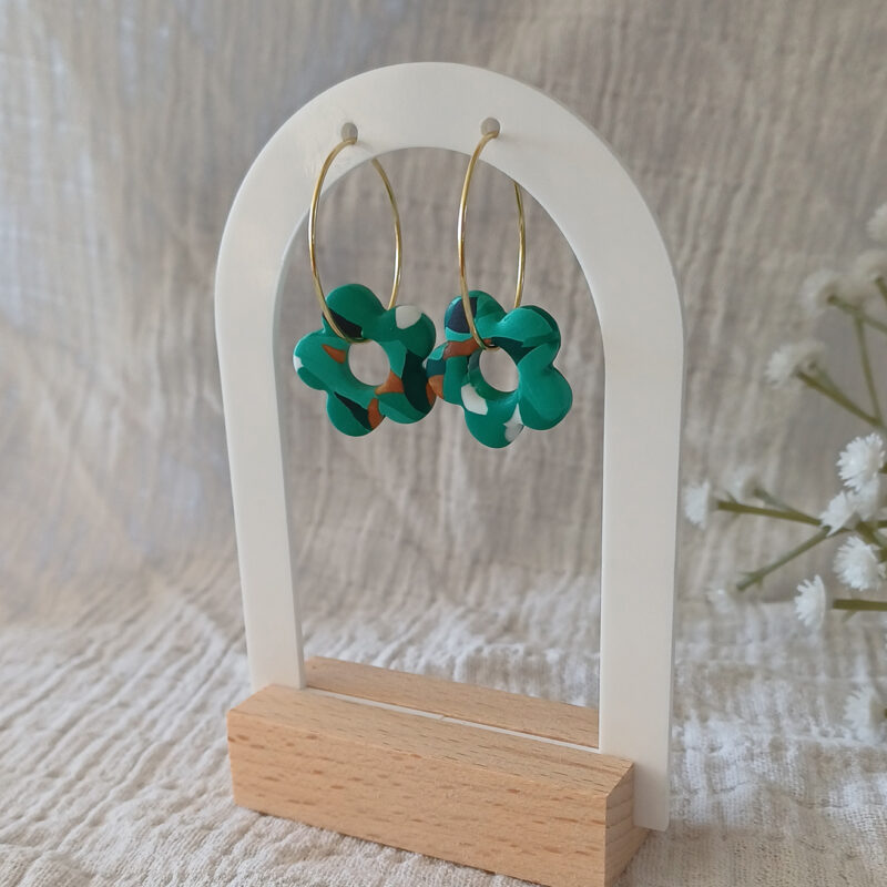 Apportez une touche poétique à vos looks avec les créoles avec fleurs interchangeables April. Ces boucles d’oreilles délicates se distinguent par une fine fleur à cinq pétales, marbrée, posée sur une créole à choisir selon vos préférences. Inspirées par la nature, polyvalentes et confortables, elles sublimeront aussi bien une tenue décontractée qu’un style plus sophistiqué.