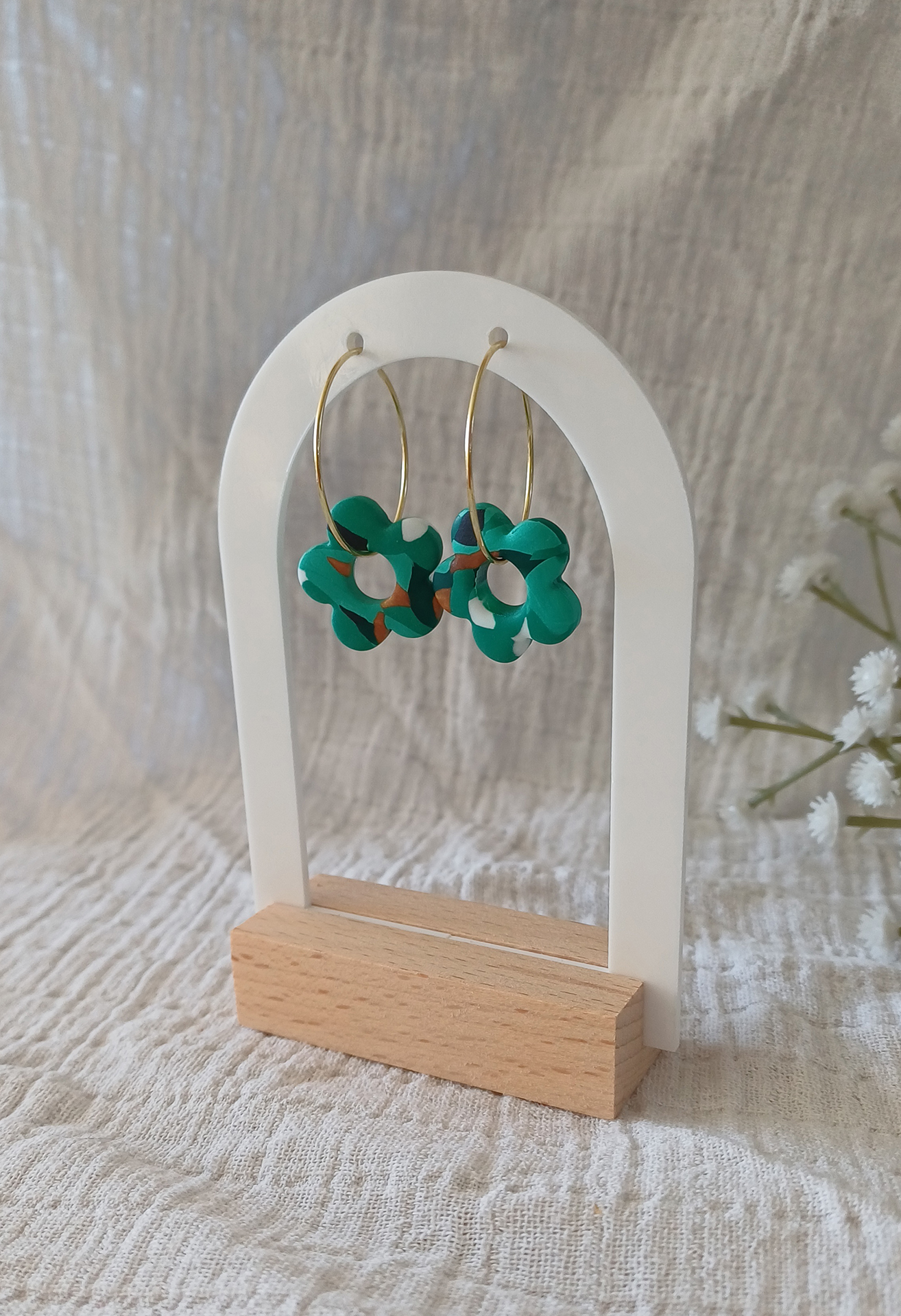 Apportez une touche poétique à vos looks avec les créoles avec fleurs interchangeables April. Ces boucles d’oreilles délicates se distinguent par une fine fleur à cinq pétales, marbrée, posée sur une créole à choisir selon vos préférences. Inspirées par la nature, polyvalentes et confortables, elles sublimeront aussi bien une tenue décontractée qu’un style plus sophistiqué.