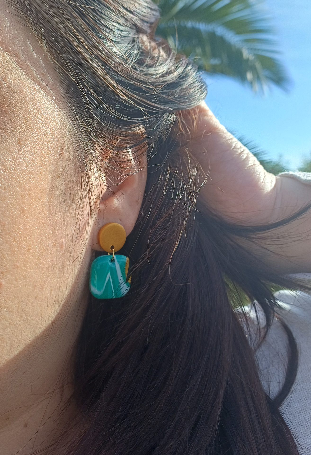 Ajoutez une touche de modernité minimaliste à votre style avec les boucles d’oreilles faites main Élodie. Ces pièces uniques associent un rond d’un beau doré nacré à un carré aux bords arrondis, marbré avec 3 couleurs de vert différents, du blanc du noir et du doré nacré. Parfaites pour toutes les occasions, elles apportent une subtilité contemporaine à vos tenues, qu’elles soient casual ou habillées.